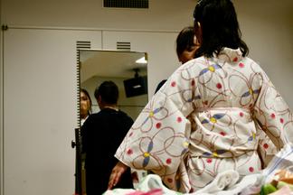 自分で選んだ柄の着物を着せてもらいます
