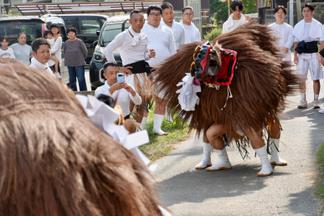 坪舞を披露する2頭の獅子