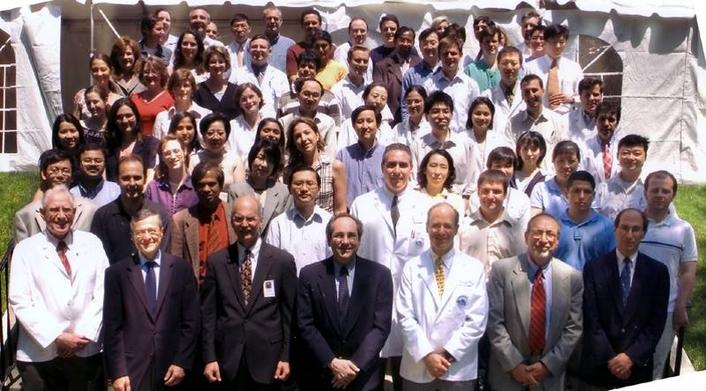 MGH消化器内科部門集合写真（2005年)　最前列右から4番目がPodolsky教授