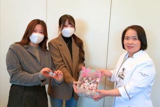 原﨑看護部長へ手渡した缶バッチ