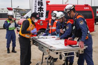 次々と指示を出す現場指揮本部