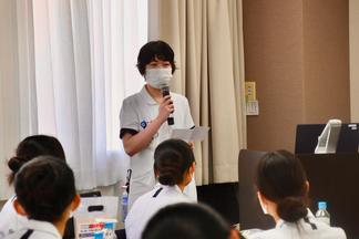自身の経験を語る入職2年目の看護師