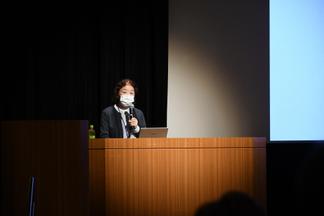 講演する上原氏 