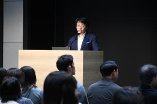 講演する野村病院長