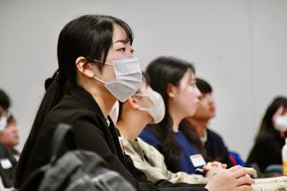 発表を聞く学生たち