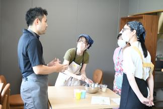 参加者もグループに分かれて調理しました