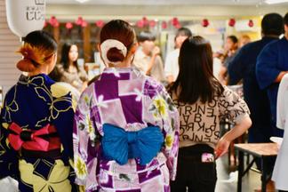 浴衣姿で夏祭りに参加する子どもたちも