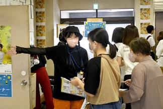 臨床検査専門学校の学生が皆さんをお出迎え