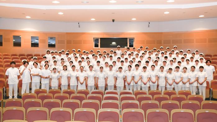 看護職への決意を新たに 医学部看護学科で戴帽式を挙行