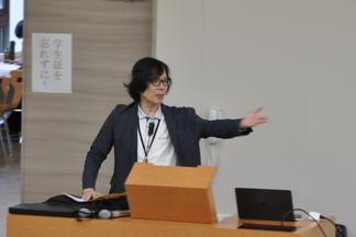 地域連携センター長：前田俊文教授から講義概要を説明