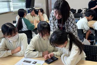 それぞれの机で学生たちが丁寧に教えます