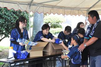 受付をする学生たち