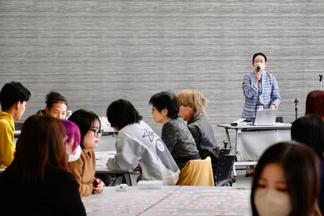 約60名が5−6名のグールプに分かれて対戦