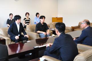 式典の前に知事室であいさつを行う木下教授とteam.csvメンバー