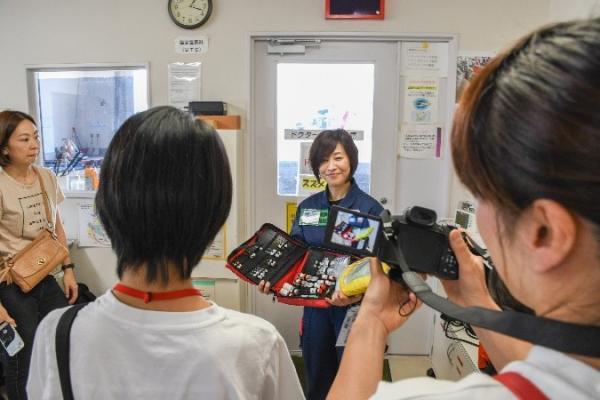 フライトナースによるヘリ内で使う救急用具の説明