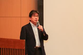 ロボット手術、医師のキャリアなどについて講演する井川 掌 教授
