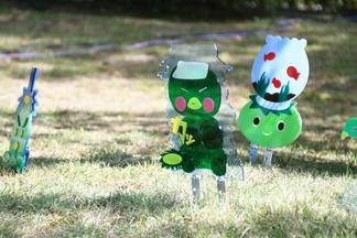 カラーアクリルパネルを積層したカッパ（絵画）