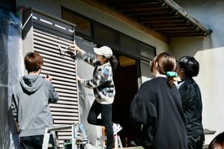 雨戸の塗装をする参加者