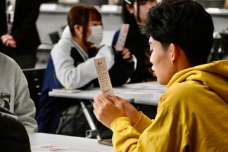 解説札を紹介する参加者