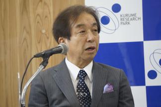 会見で挨拶する内村学長