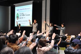 山領選手、大橋選手も加わり、会場の皆さんと一緒に体を動かしました