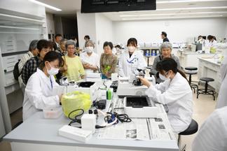 実習の様子を温かいまなざしで見守る1期生の皆さん