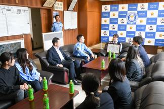 贈呈式後、久留米警察署署長と話す学生
