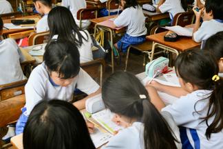 メモを取りながら話を聞く児童たち