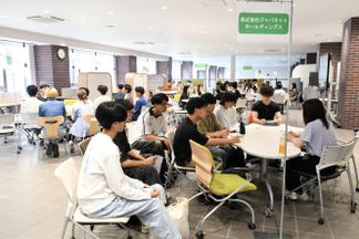 大勢の学生で賑わう各ブース