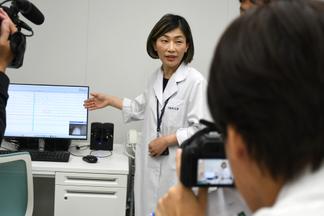検査について説明する八木准教授