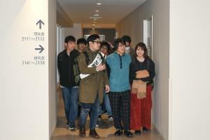 キャンパス内での取材の様子