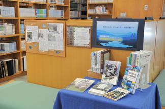 御井図書館1階でも古賀邦雄河川文庫の一部を紹介