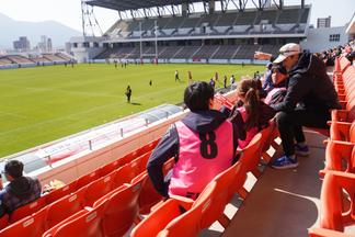 イベントの運営などについて学生に解説する原教授