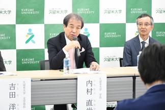 記者からの質問に答える内村直尚学長（記者会見での様子）　