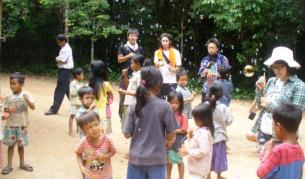村の学校の子どもたちとの交流