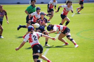 相手に力強いタックルを仕掛ける選手