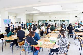 施設を見学する参加者