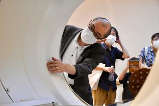 放射線腫瘍センターの治療機器を見学