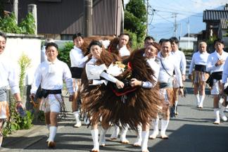 「門付け」(かどづけ:地区の各家を回り獅子打ちをします)