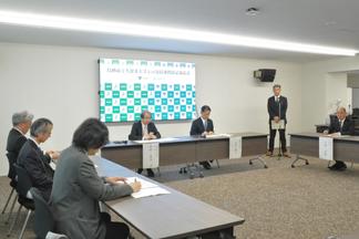 調印式で取り組みを説明する内村学長