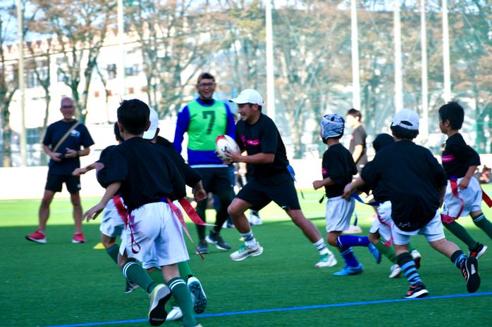 ラグビー日本代表選手が御井キャンパスでラグビー教室を開催