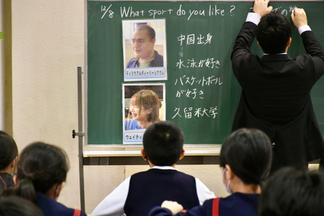 留学生の紹介をする先生