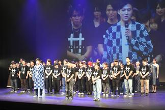 挨拶する学生実行委員長とスタッフ・モデル一同