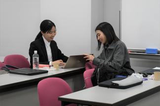 就活中の学生が利用する様子