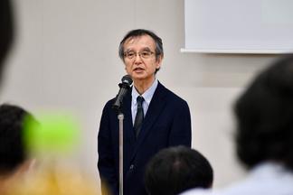 挨拶をする荒井副学長