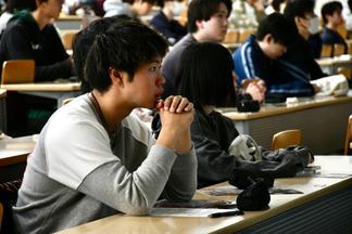 真剣にセミナーを聞く学生たち