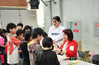 子どもたちにレクチャーする北里さん