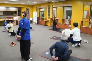 まずはさまざまな運動で体をほぐすところからスタート