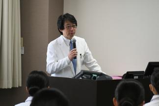 参加者を歓迎し挨拶をする野村病院長