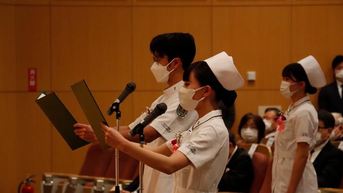 （左から）学生代表の江藤泰志さん、阿武珠緒さん